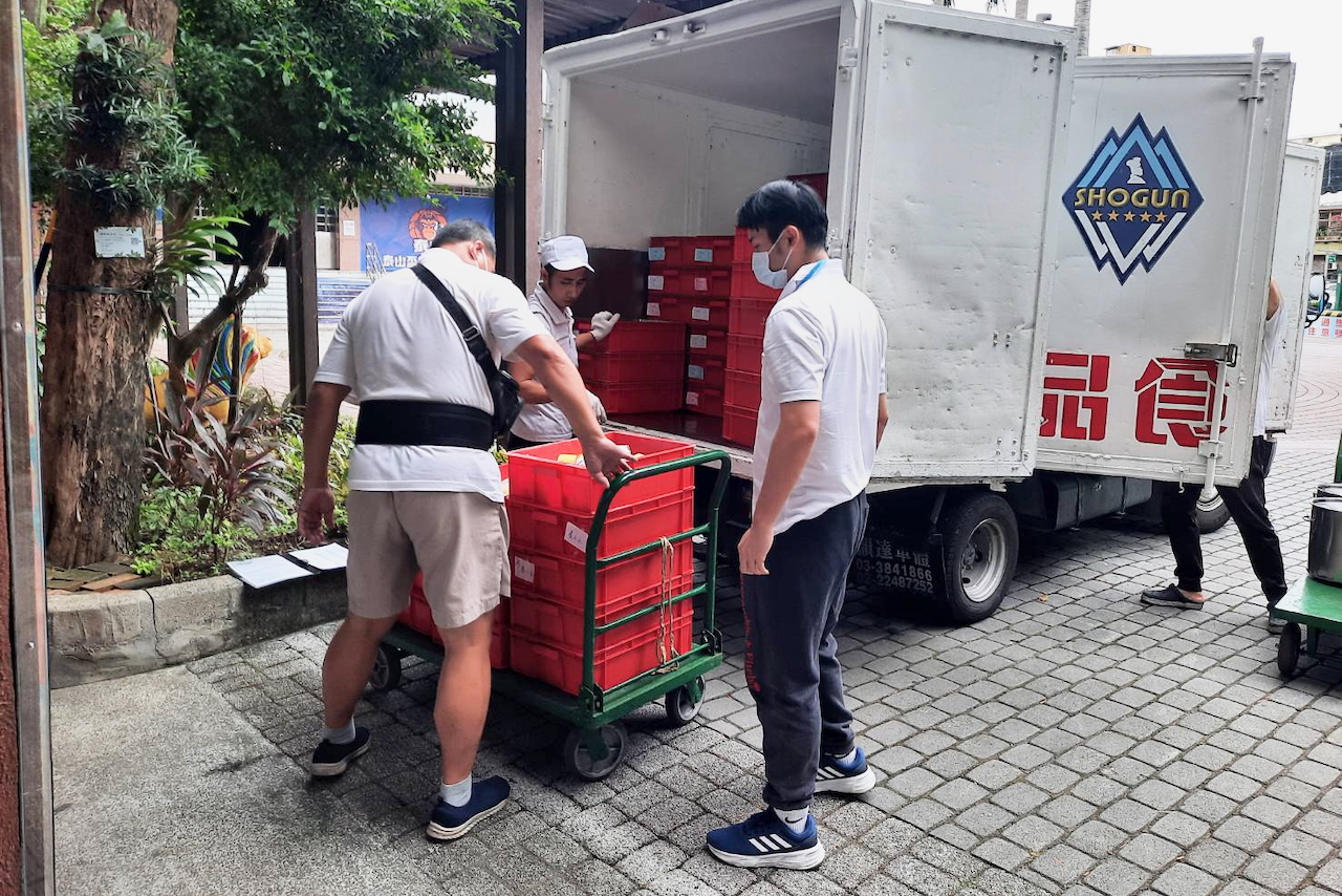 班班喝鮮奶》既然要送營養午餐，為何不能送牛奶？團膳業者：協助送奶難度高