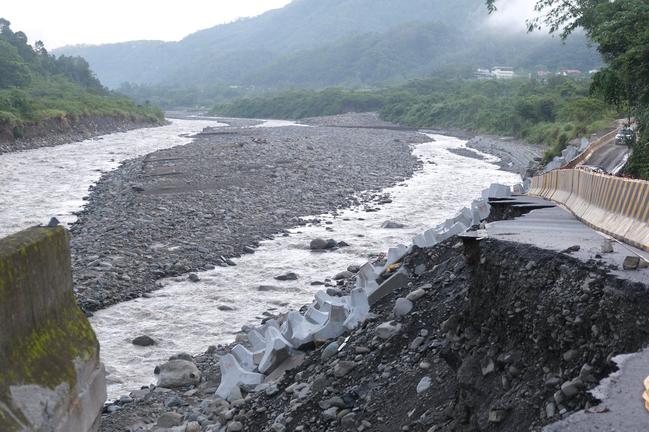728 豪雨》被政府放棄的部落─高雄那瑪夏，土石不清運墊高河床，一條溪整成多條亂竄's story cover image