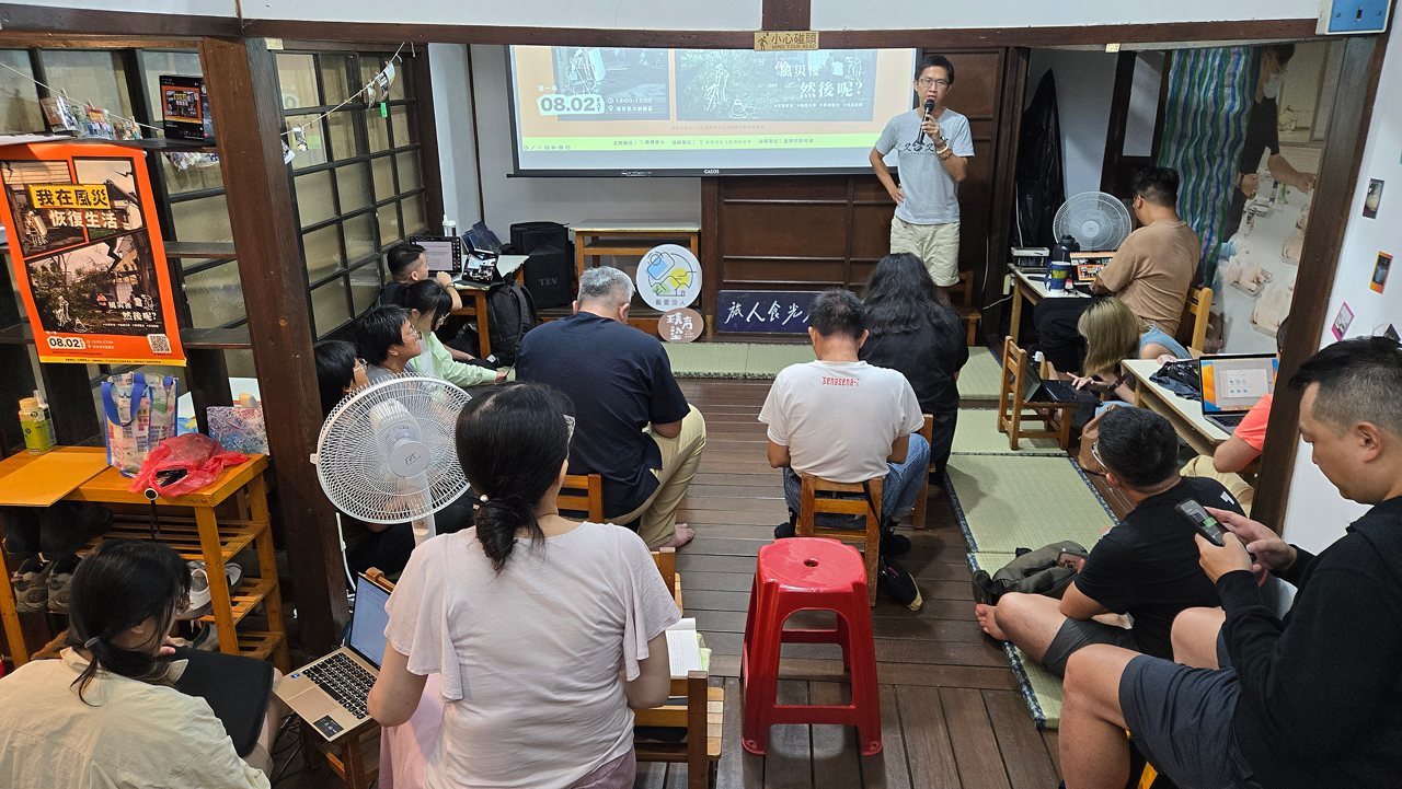丹娜絲／反思》民間應自組戰備部隊，無線電克服通訊斷聯、跨村社區聯防（災後29天）'s story cover image