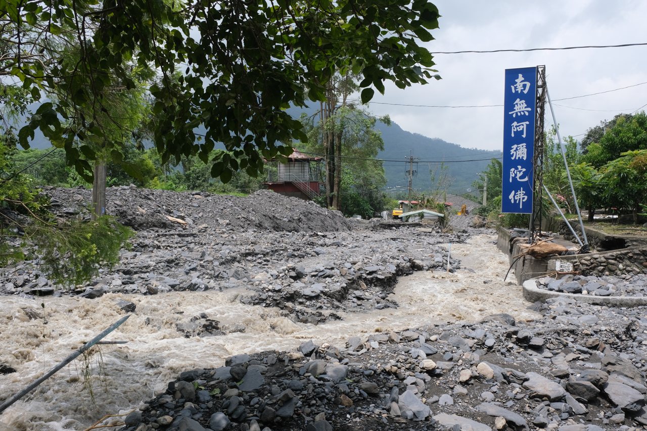 728豪雨》土石流重創高雄六龜，違規寺廟佔據河道、土石崩塌權責不清，釀成災難破口's story cover image