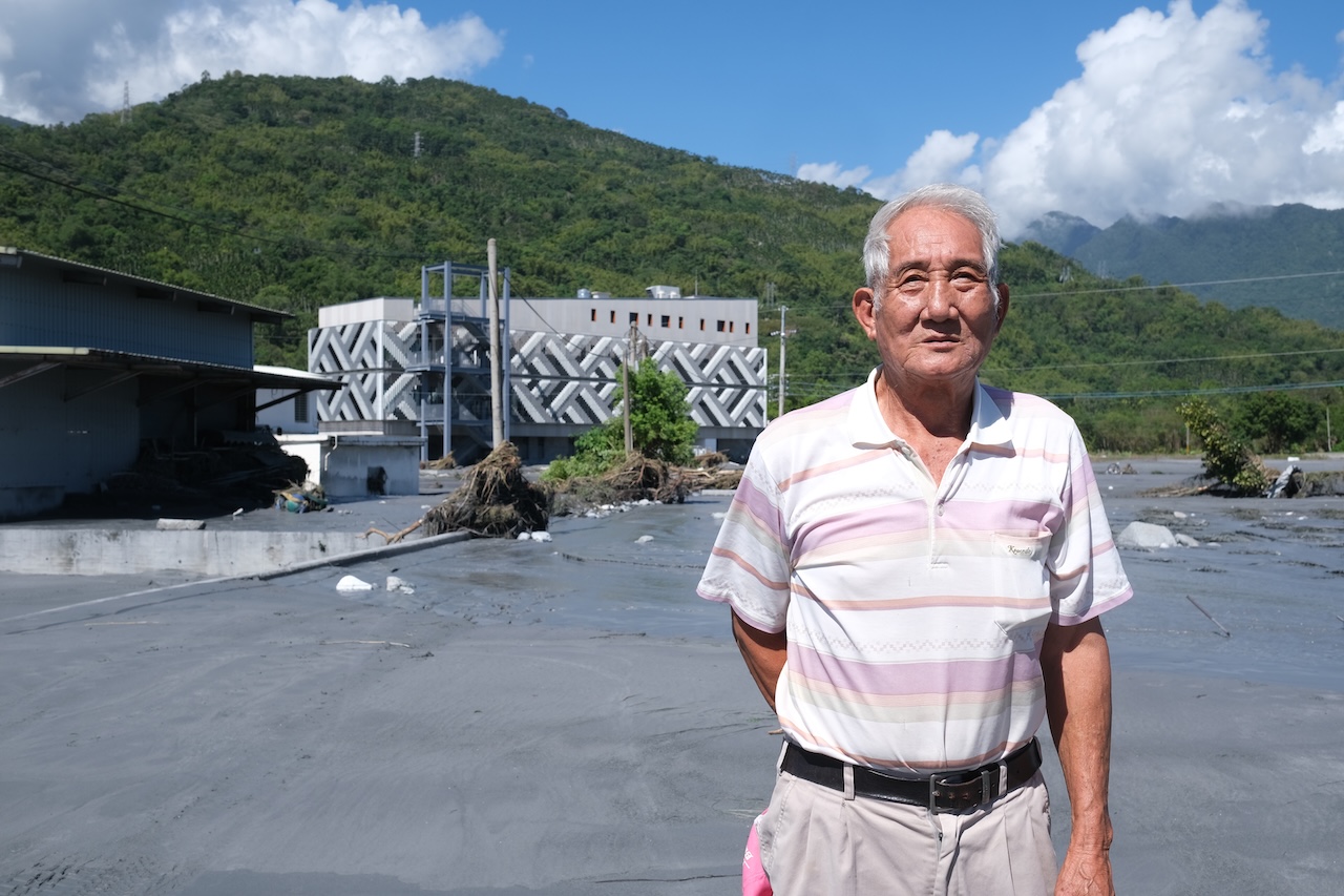 馬太鞍0925》泥流衝毀家園，數百公頃農地成灰泥，收容所志工互助，暫時穩住腳步's story cover image