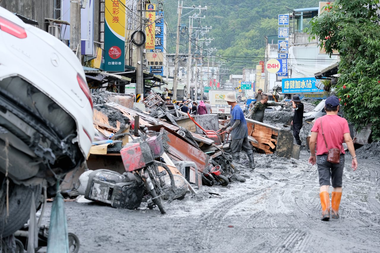 馬太鞍0926》與污泥及垃圾奮戰，部落及志工自發清運，呼籲縣府儘速統籌's story cover image