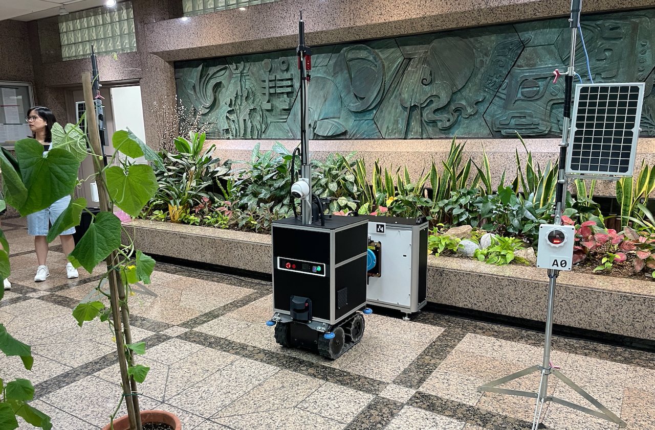會走路的聰明噴藥機，AI 判讀自動噴藥，也可授粉施肥，特別適合溫室小黃瓜's story cover image