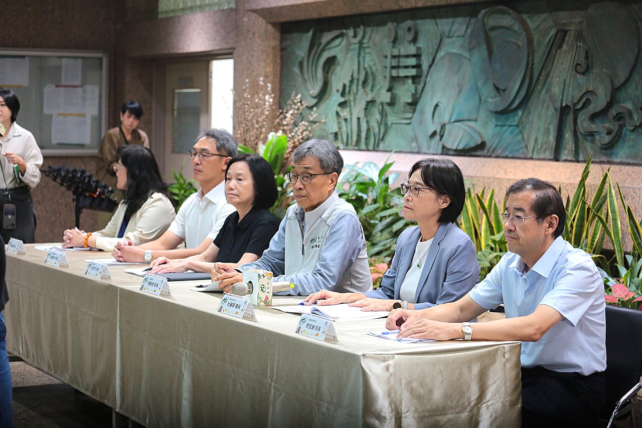 台灣爆發首例非洲豬瘟，病毒來源待確認，禁載禁運五天，禁用廚餘養豬