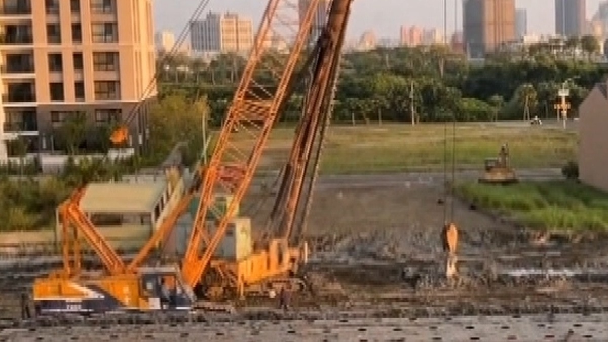 驚險瞬間! 打樁機施工中突倒 6層樓高柱砸扁轎車's OG Image