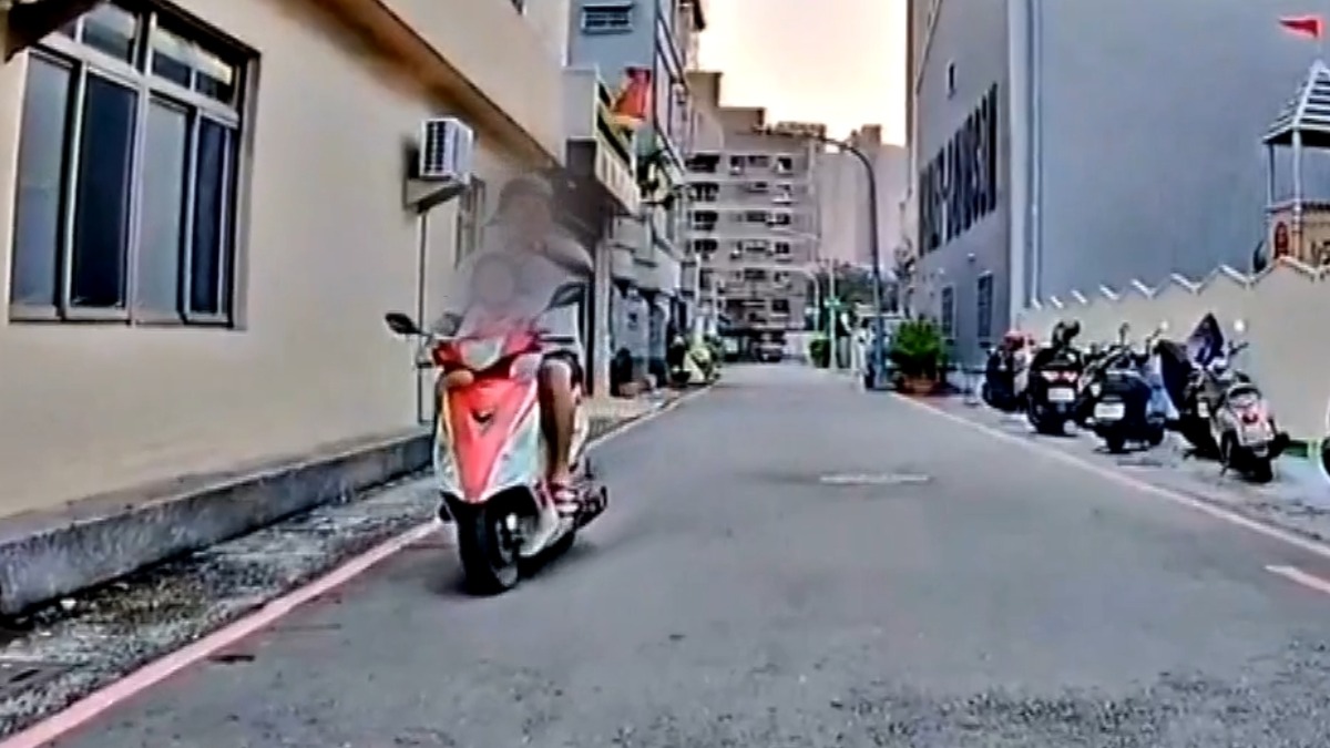 獨家/騎士巷口衝出不滿被叭 調頭拿咖啡杯砸車's OG Image