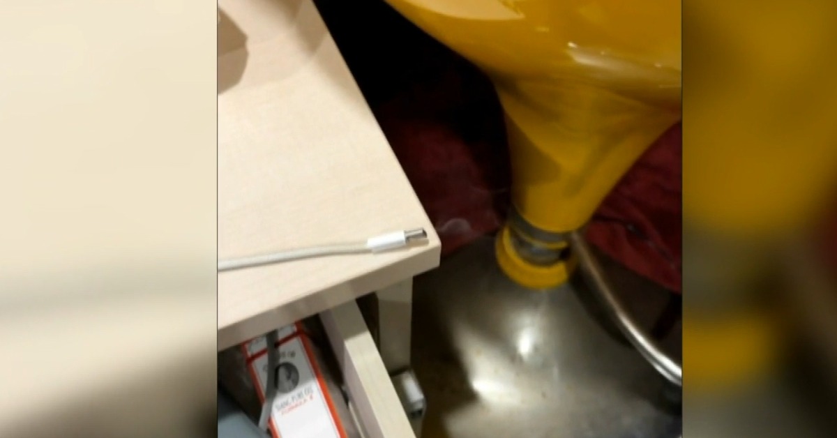 獨家/買半年iPhone16「用原廠線」充電冒煙! 客服稱「保固外」's OG Image