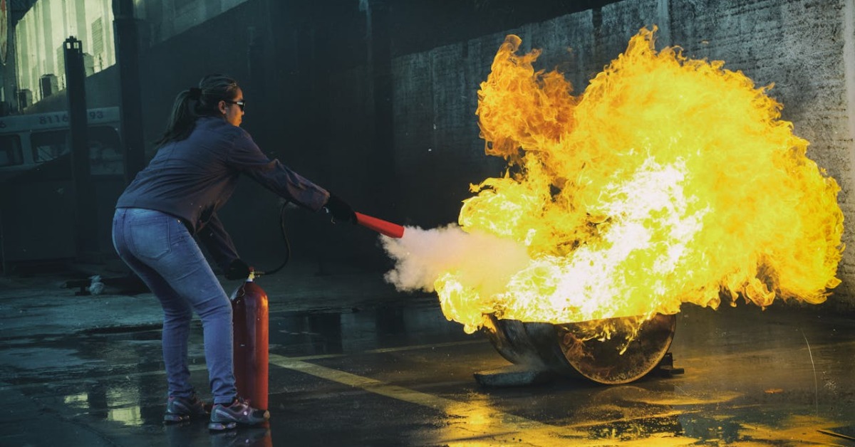 變電箱竄火!咖啡廳店員提滅火器撲救 熟練動作被讚爆's OG Image