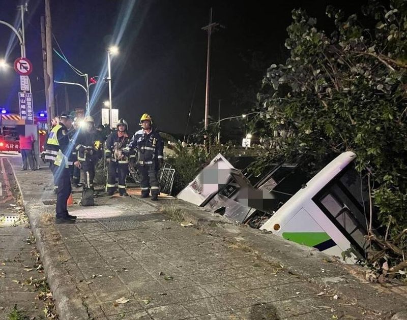 公車翻落邊坡「樹枝穿車」!台中深夜驚魂 司機、乘客2人奇蹟生還's OG Image