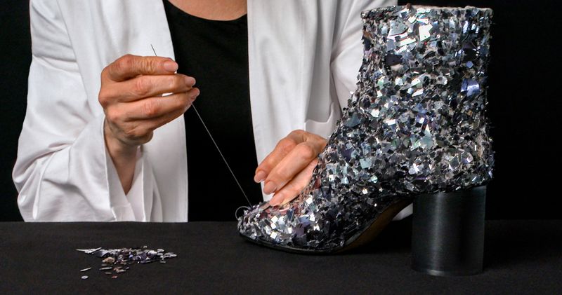 沒有玻璃鞋穿沒關係 Maison Margiela限量版Tabi破碎鏡面刺繡鞋款必須跟上's OG Image