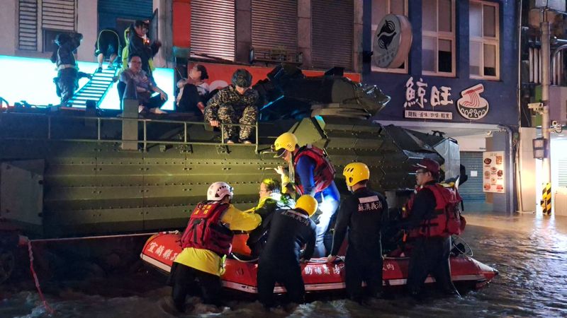 鳳凰颱風狂襲宜蘭!蘇澳火車站前水淹半層樓 國軍戰車、救生艇深夜搶救上百人避難's OG Image